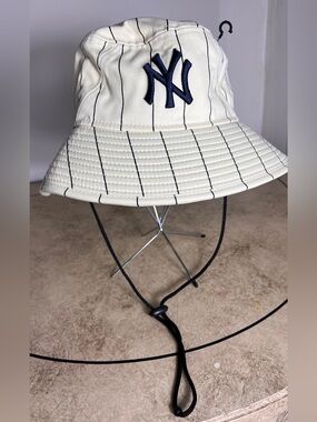 New York Yankees Pinstripe Bucket Hat - White/Navy women’s